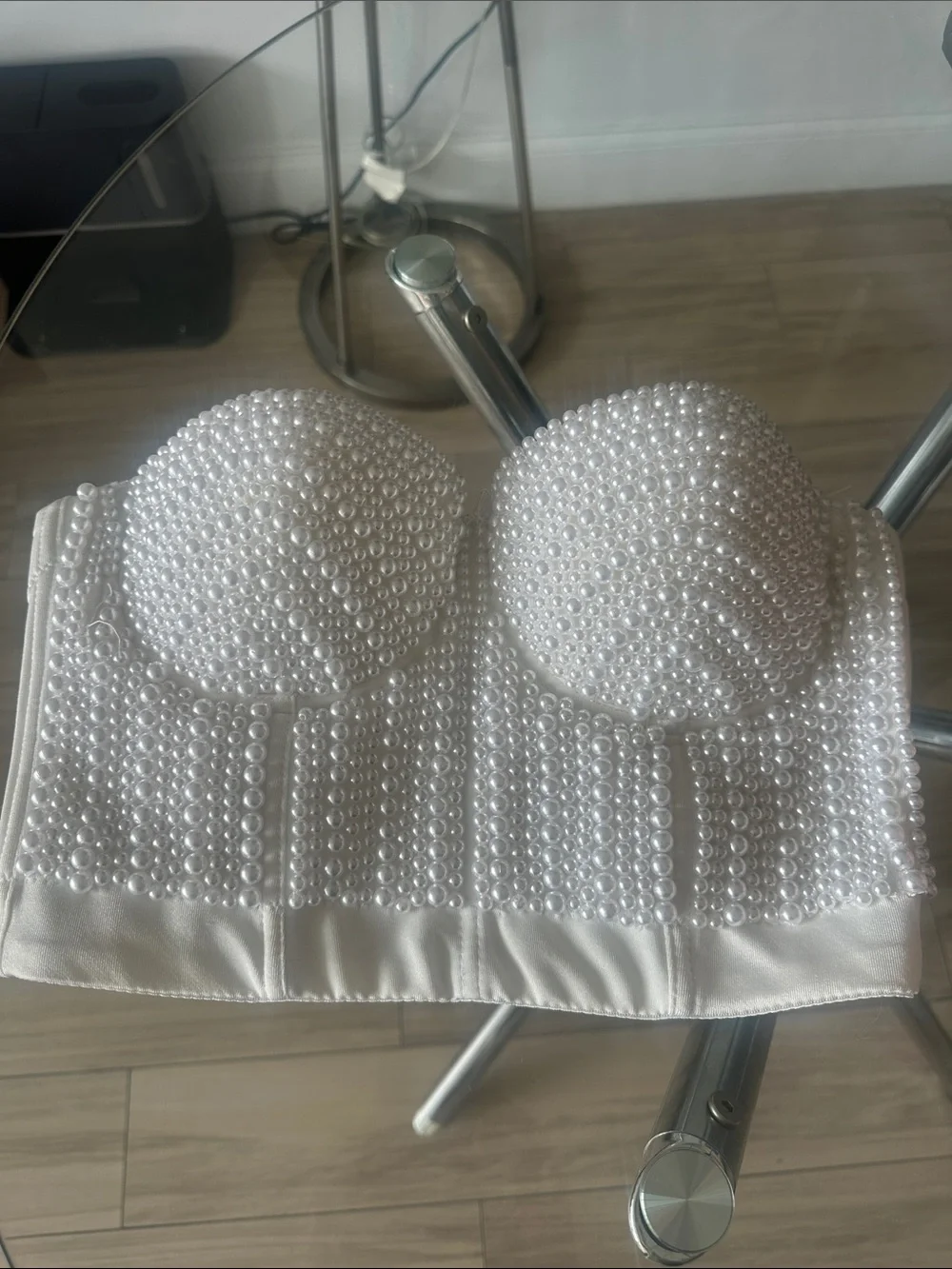 Pearl-Embellished White Strapless Bustier Hair Accessory